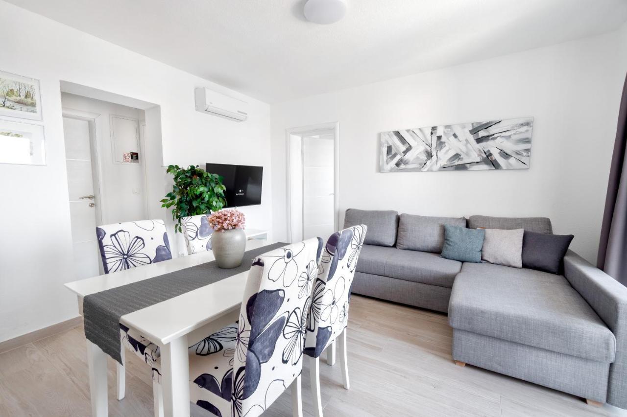 Apartments And Rooms Vuleta, Close To The Beach Makarska Exterior photo