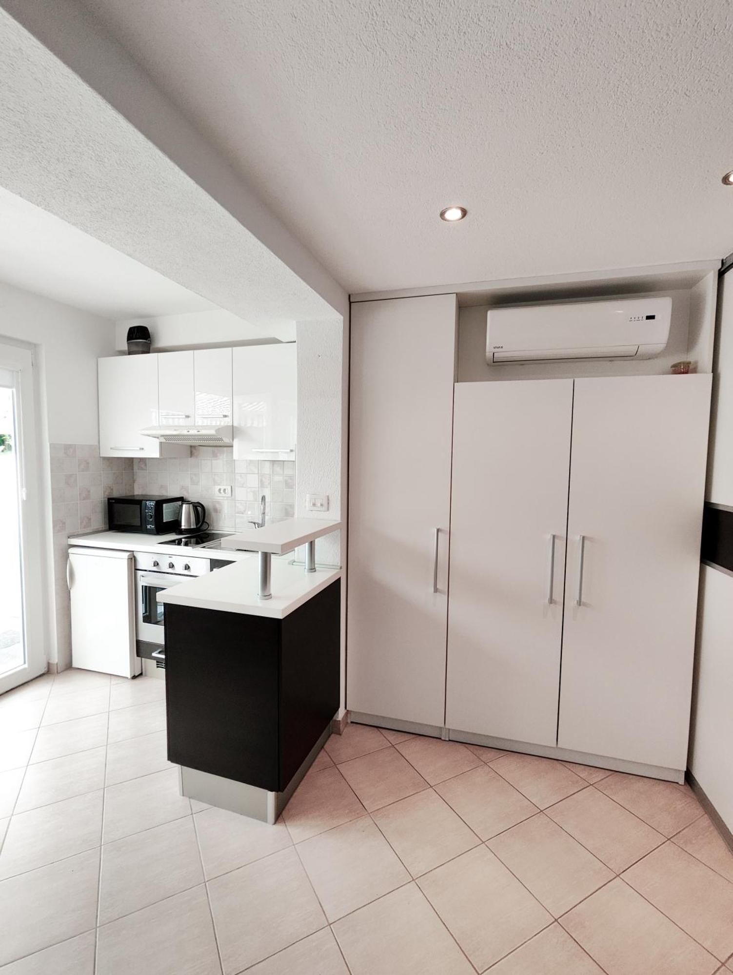Apartments And Rooms Vuleta, Close To The Beach Makarska Room photo