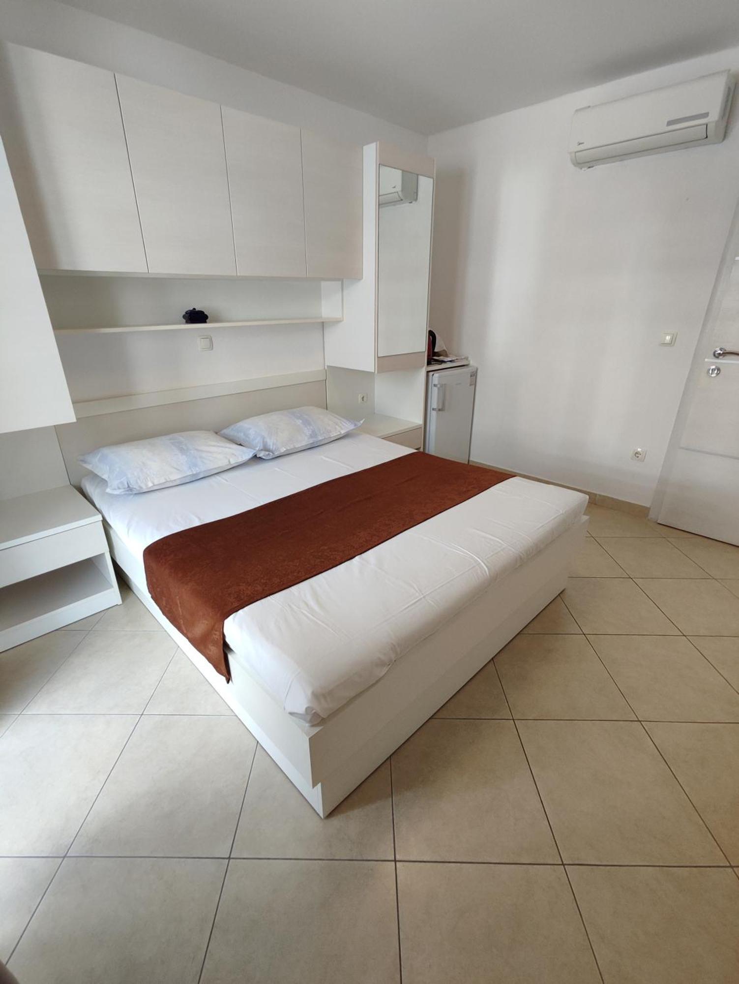 Apartments And Rooms Vuleta, Close To The Beach Makarska Room photo